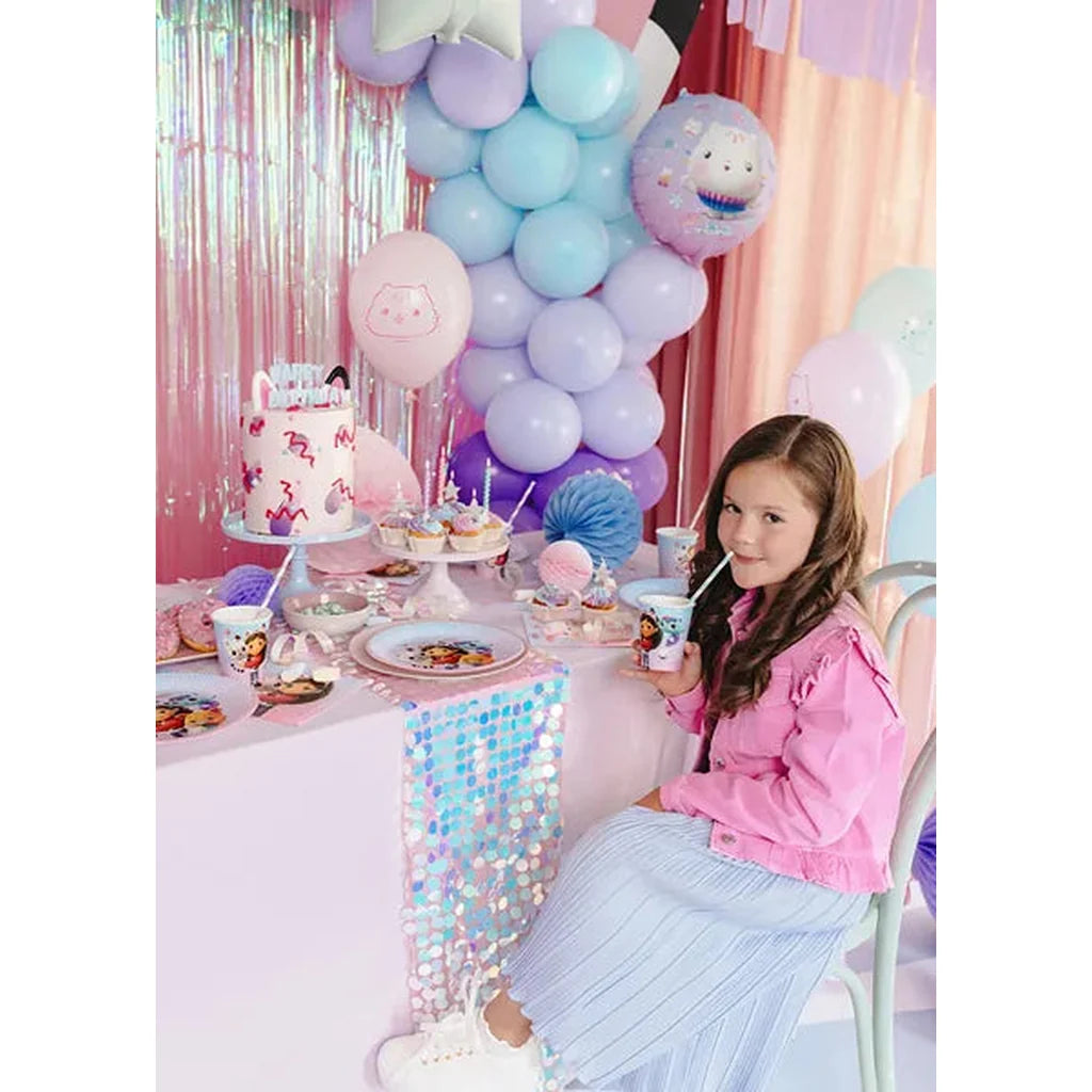 Barn med Gabby’s Dollhouse The Movie pappkopp ved festbord