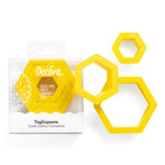 Decora utstikkere i plast -Hexagon- sett/3 Sett med 3 hexagon utstikkere i plast. Perfekt til å lage kjeks, cookies eller til å lager figurer for å pynte kaker og cupcakes med.  Inneholder følgende størrelser:  
 1,5 x 2,2 cm 
 2,5 x 2,2 cm 
 3,5 x 2,2 cm 
  Størrelse på utstikkerene er ca 9-10 cm