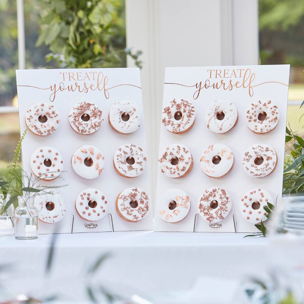 hvit og rosegull donutvegg