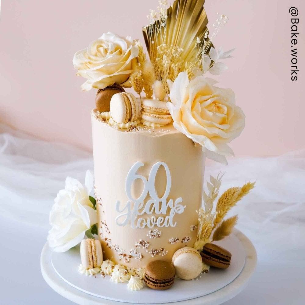 kake pyntet med hvite og gull tørket blomster