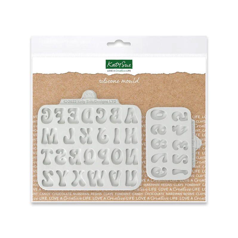Katy Sue Mould Fun Alfabet og Tall Lag alfabet og tall i fun font med denne mould formen fra Katy Sue. Perfekt som dekor til kake eller cupcakes! Du kan lage bokstaver og nummer med denne formen.  Formen er enkel å bruke og kan brukes med sukkerpasta, blomsterpasta, modelleringspasta, marsipan, sjokolade, godteri og kokt sukker. Dessuten kan formen også brukes til håndverksprosjekter. Du kan også 