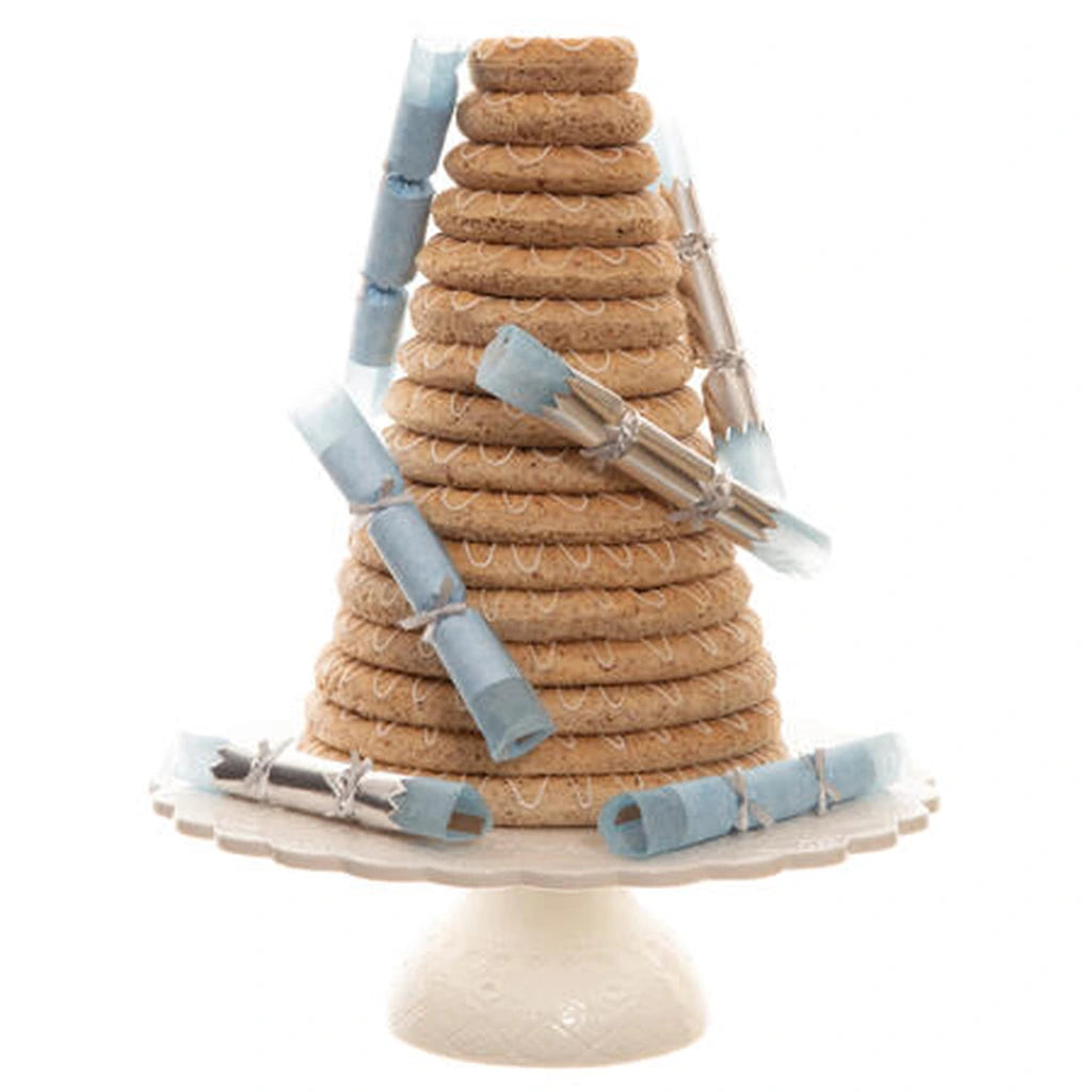 Kransekake pyntet med lyseblå og sølvfargede knallbon-bon