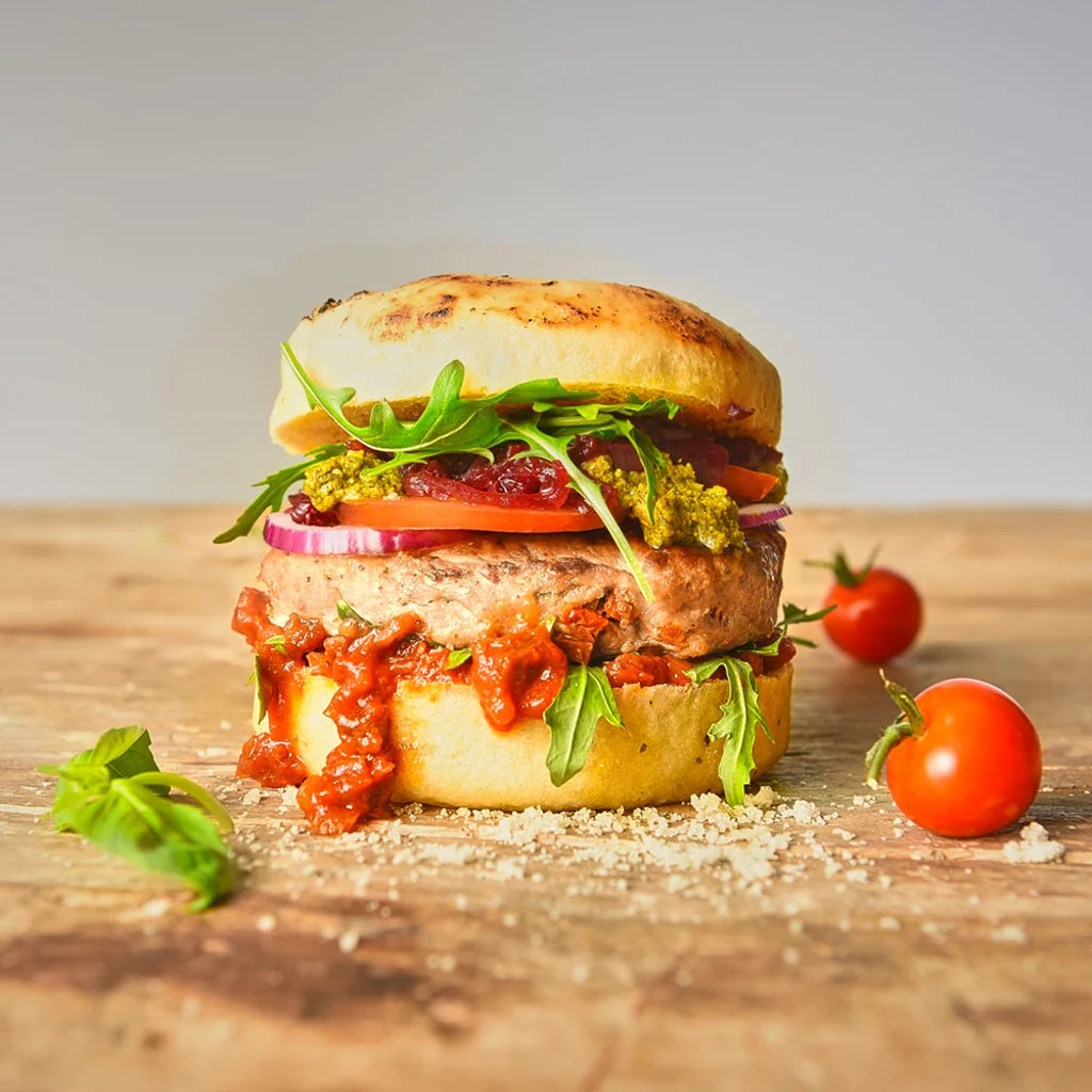 Serveringsforslag med hjemmelaget hamburgerbrød