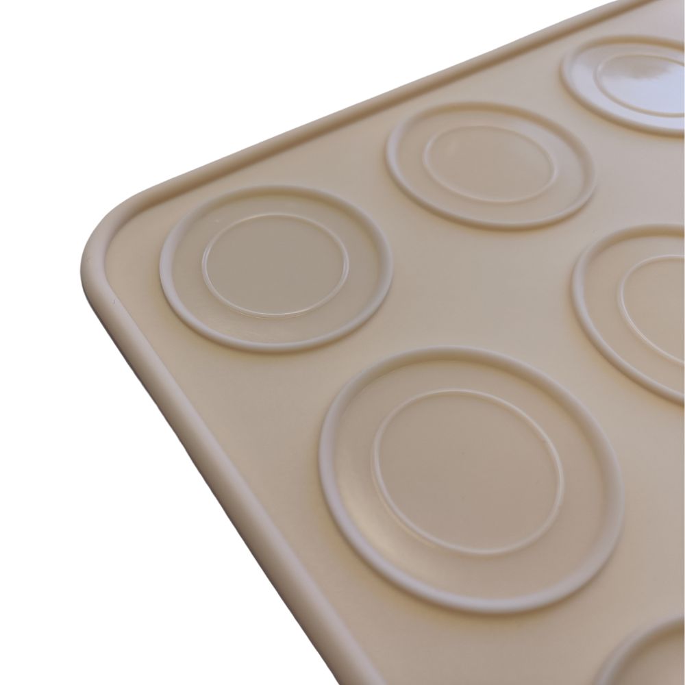 Makronmatte i silikon med 24 sirkler som hver er 3,5cm.