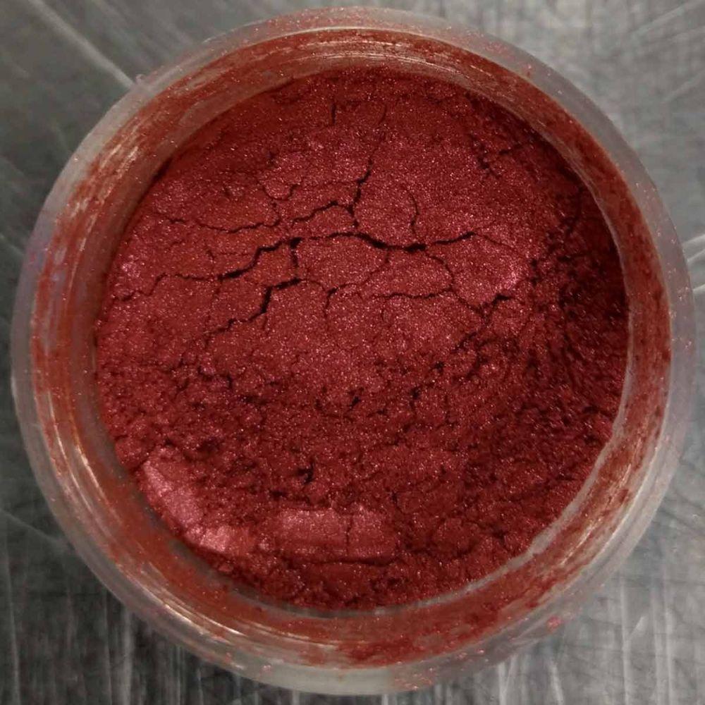 Nærbilde av ruby red spiselig glitter med metallisk shimmer finish