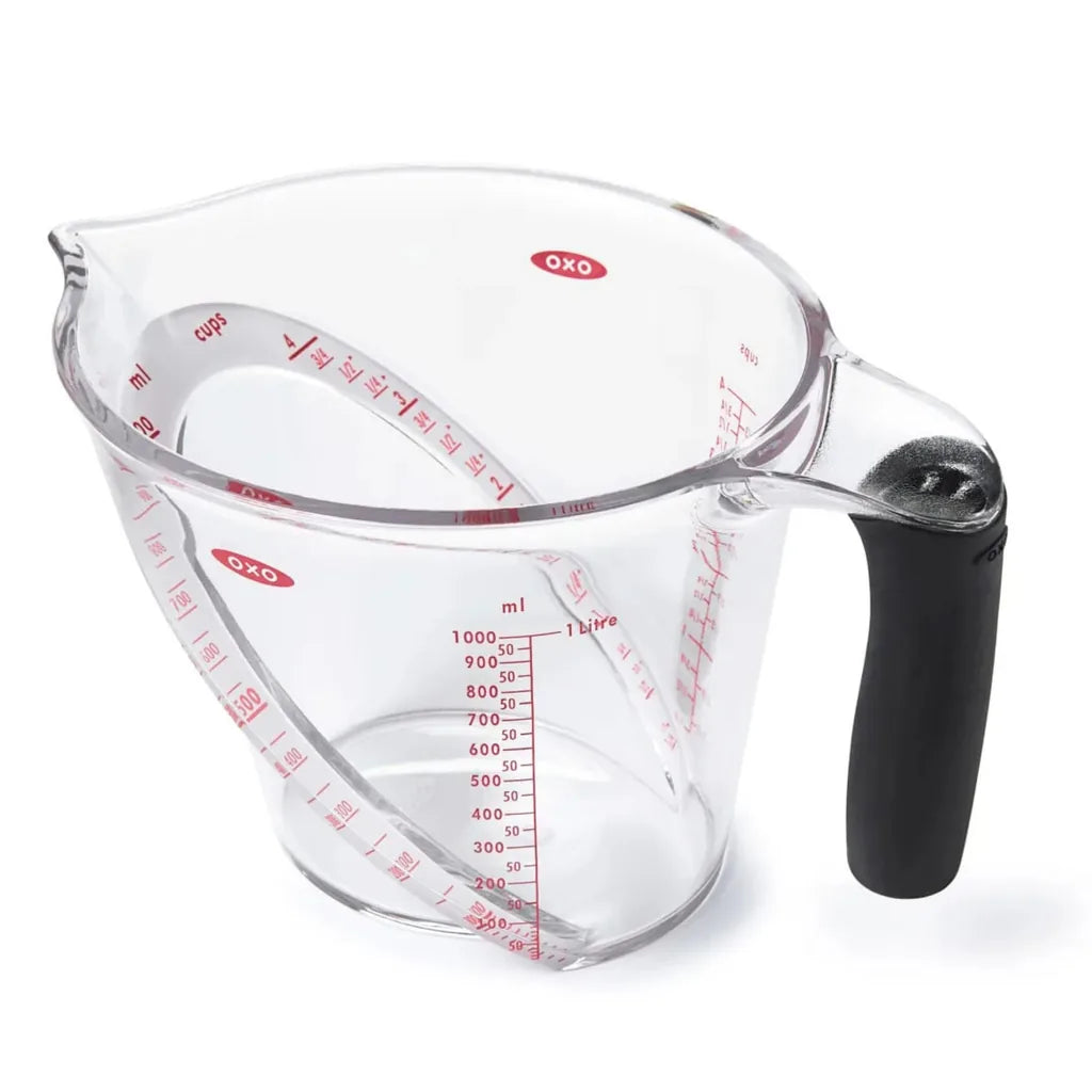 OXO Good Grips målebeger 1 L med vinklet rød skala og sort håndtak