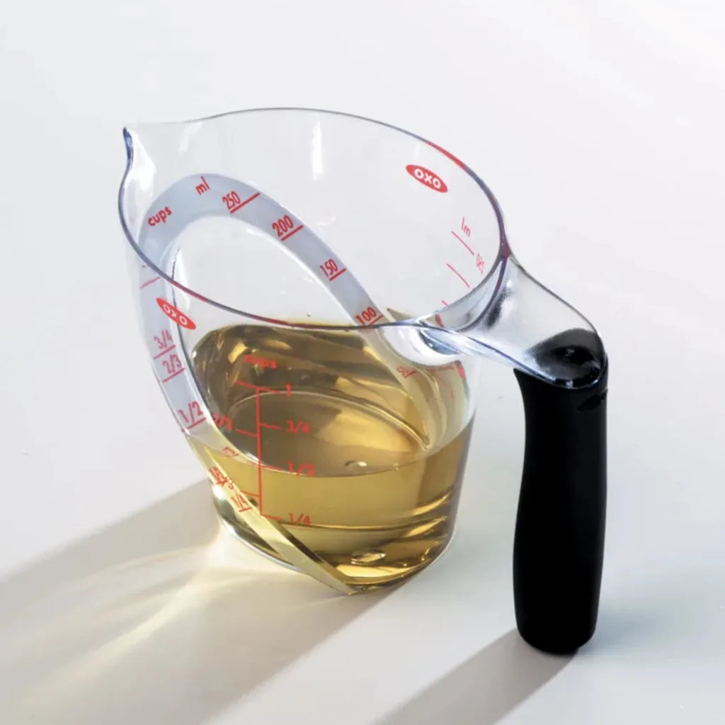 OXO Good Grips målebeger 250 ml i bruk med væske og avlesning ovenfra