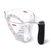 OXO Good Grips målebeger 250 ml med vinklet skala og sort håndtak