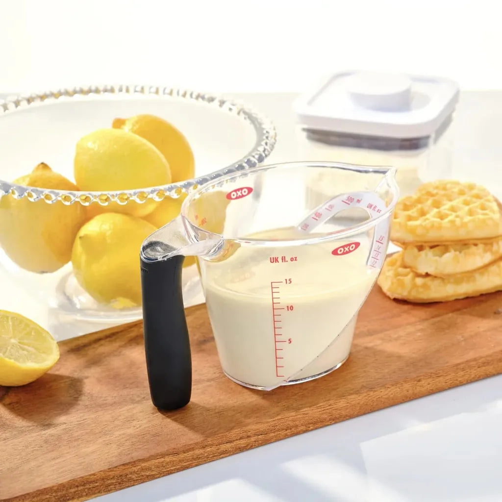 OXO Good Grips målebeger 500 ml med helletut og sort sklisikkert håndtak