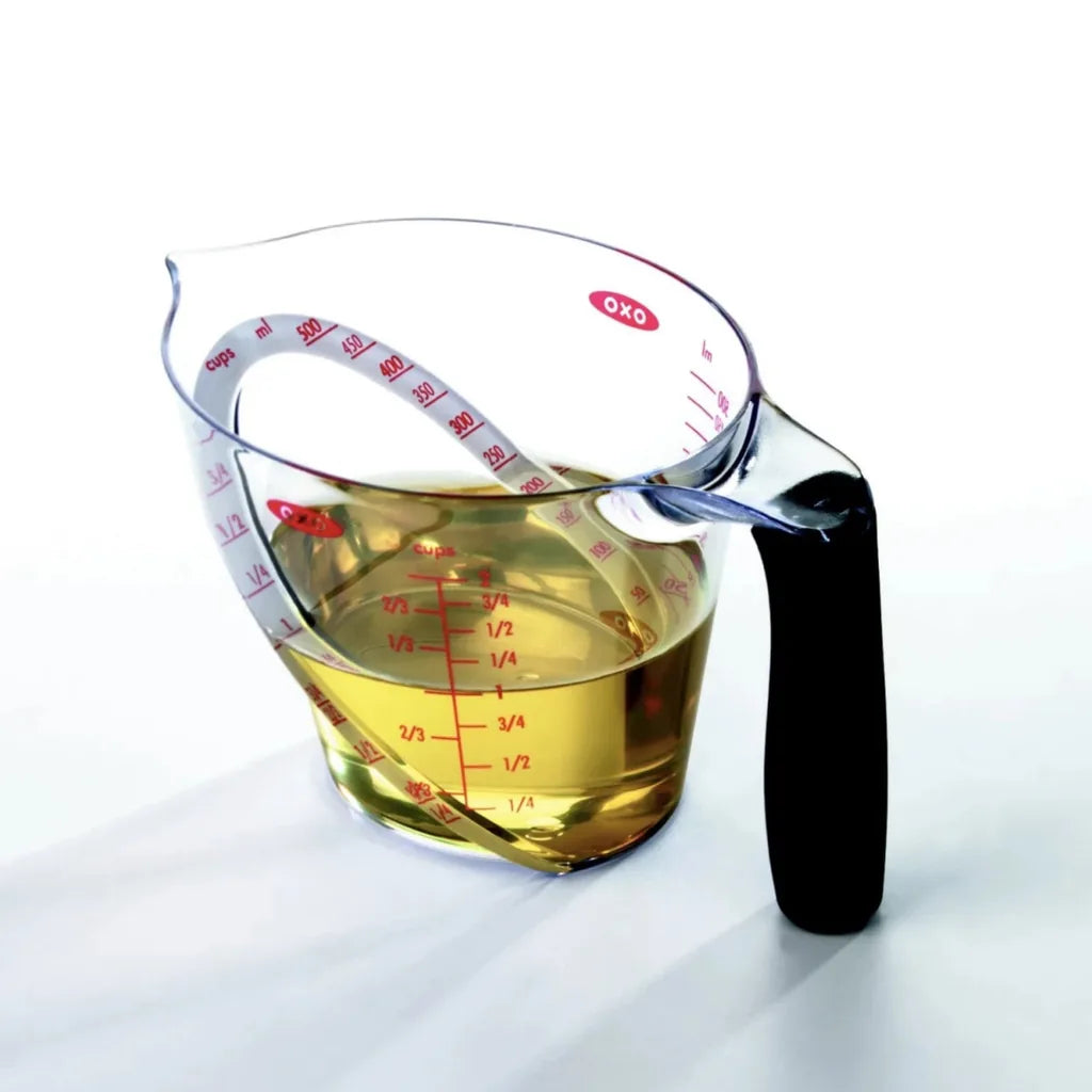 OXO Good Grips målebeger 500 ml fylt med væske og avlesning ovenfra
