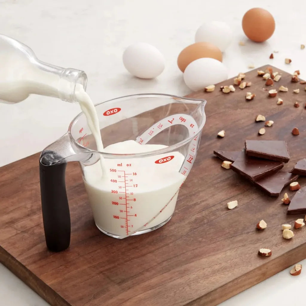 OXO Good Grips målebeger 500 ml med melk på kjøkkenbenk ved bakeingredienser