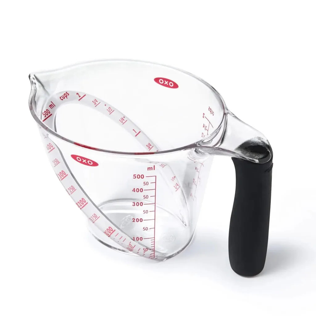 OXO Good Grips målebeger 500 ml med vinklet skala og sort håndtak