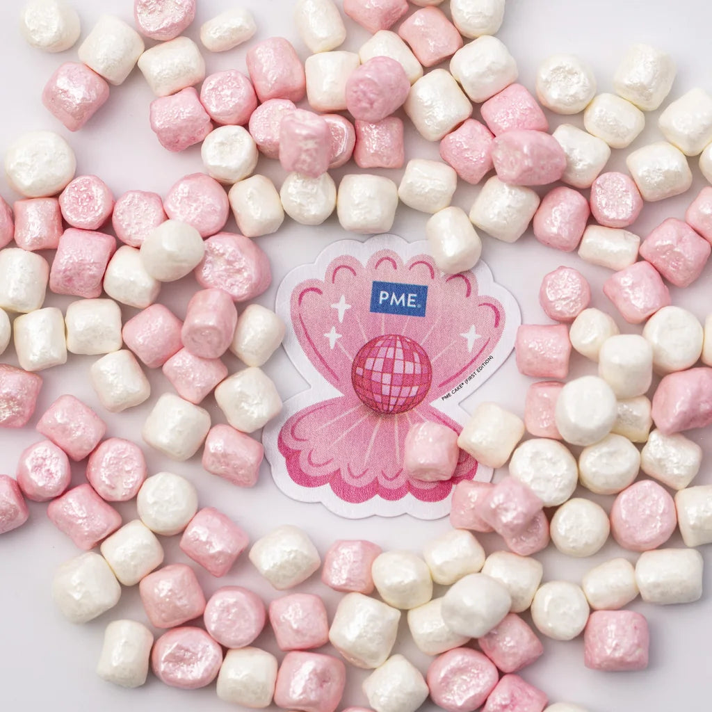 PME Crunch Mallows kakestrø Rosa og hvit, 86g utenfor emballasjen