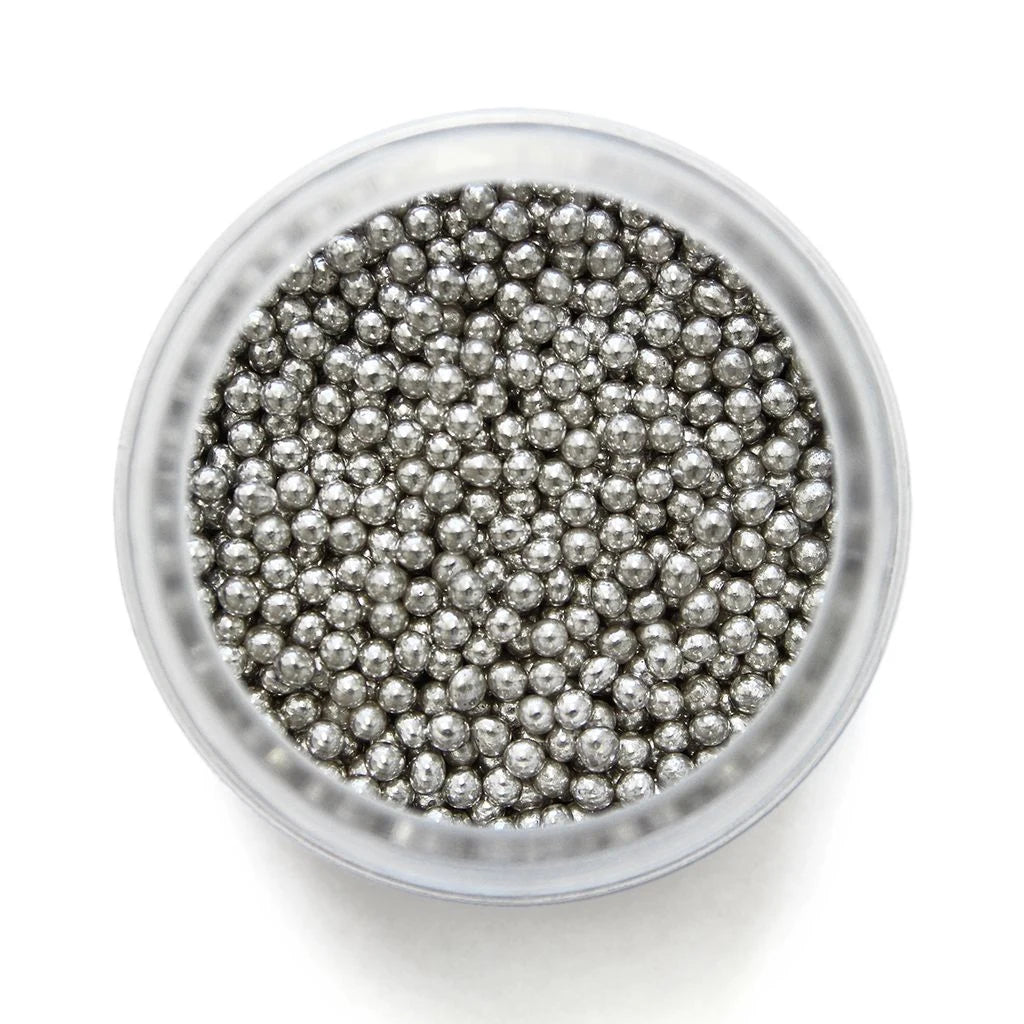 Sølvfargede PME sukkerperler 2,3mm nærbilde – blanke, runde perler strødd ut