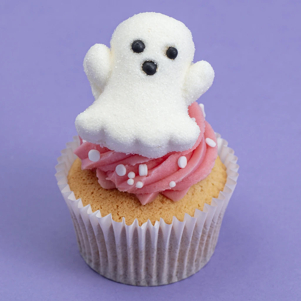 Serveringsforslag: marshmallow-spøkelse på cupcake med rosa krem