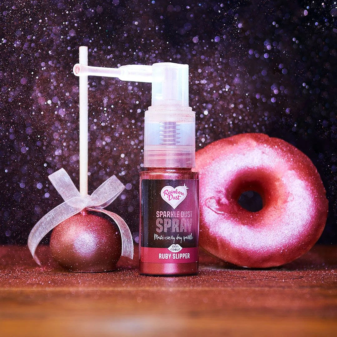 Rainbow Dust Ruby Slipper glitterspray i bruk på donuts og kakepopp – rød metallic glans