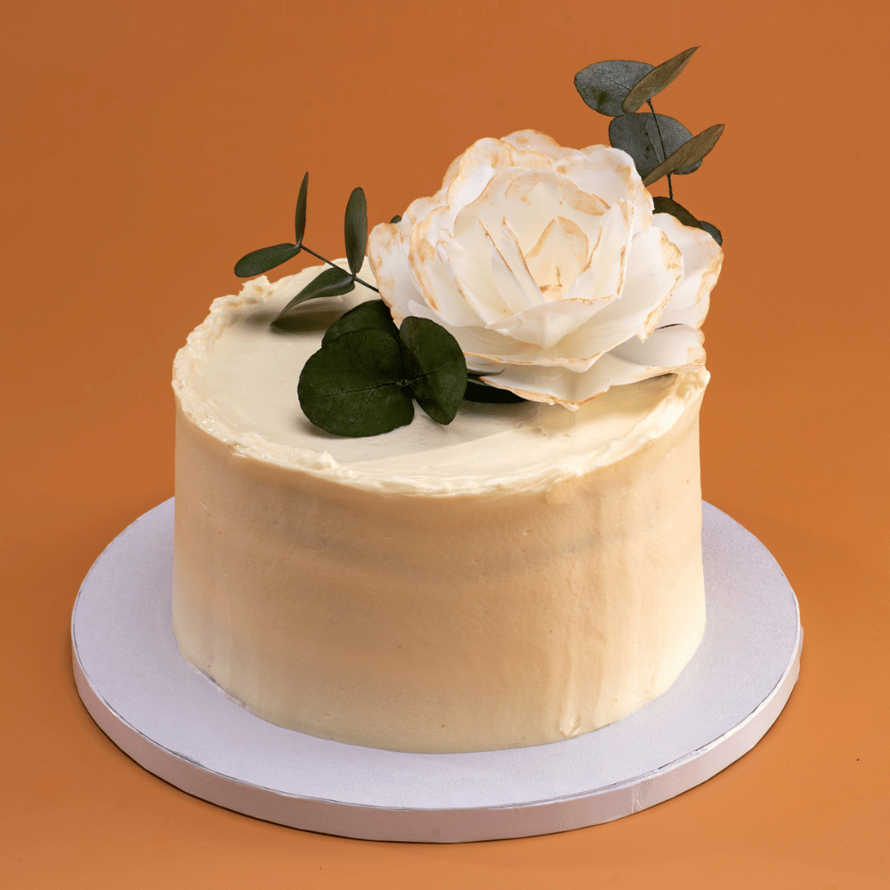 Rose wafer hvit og gull på hvit kake - elegant og luksuriøs kakedekorasjon