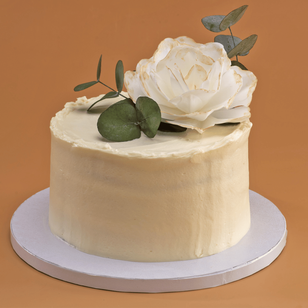 Spiselig rose i hvitt og gull som kakepynt - perfekt til bryllup og spesielle anledninger