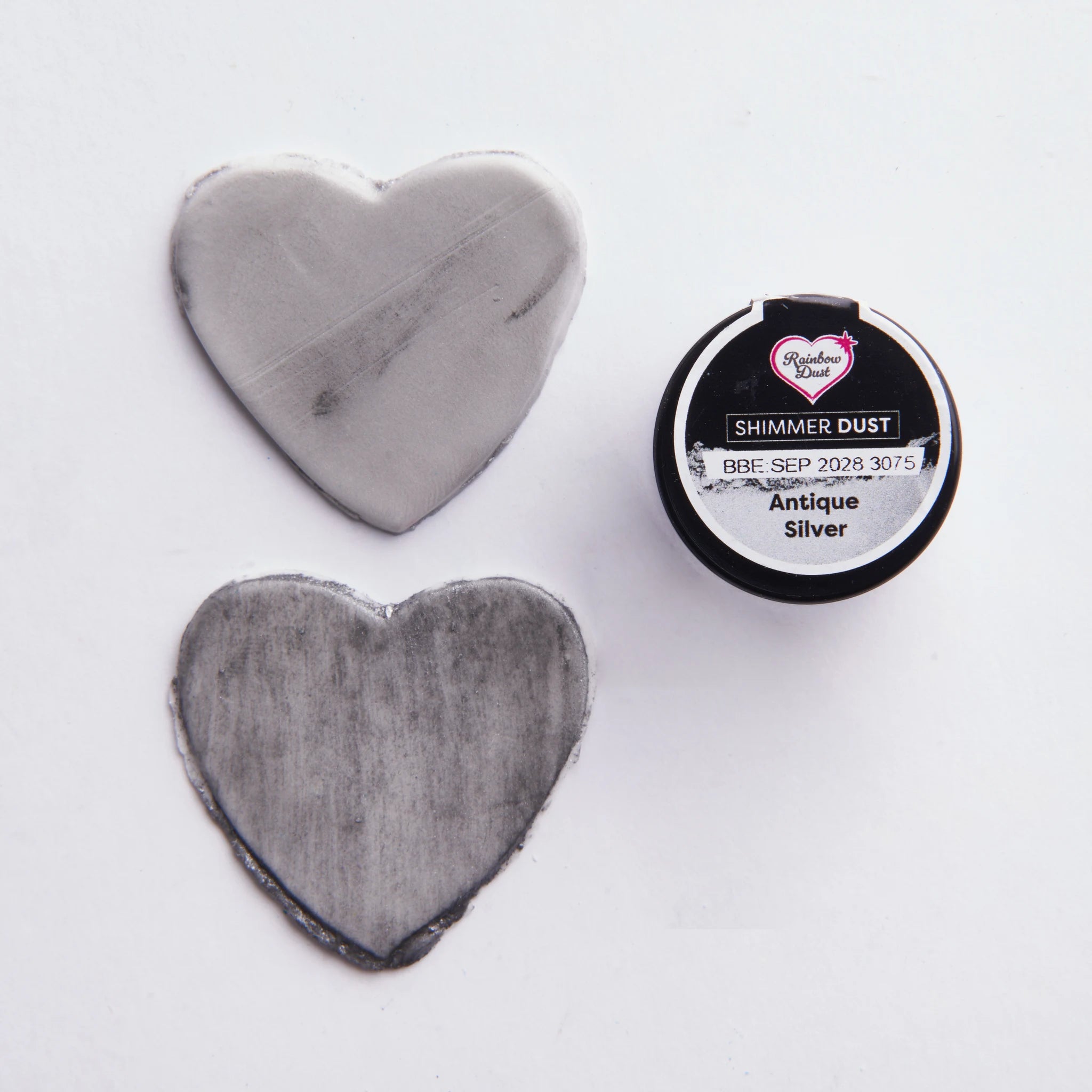 To hjerter av fondant dekorert med Rainbow Dust antikk sølv: tørr børsting og våt maling