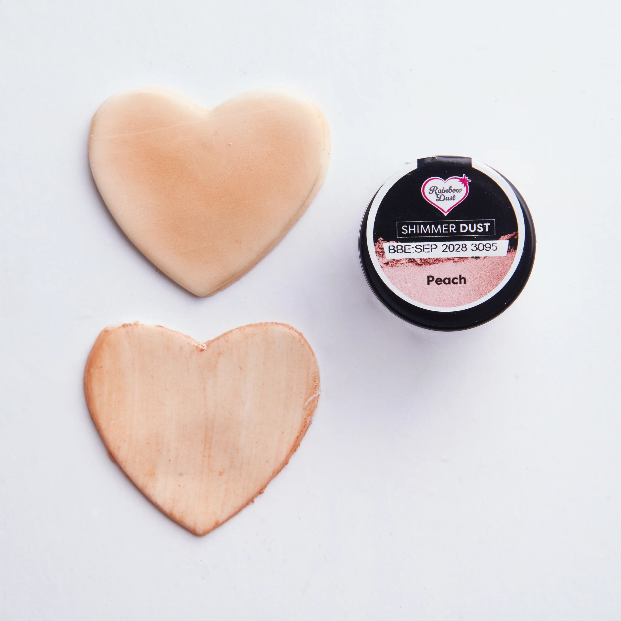 To hjerter av fondant viser tørr- og våtmetode med Shimmer Dust fersken lustrepulver