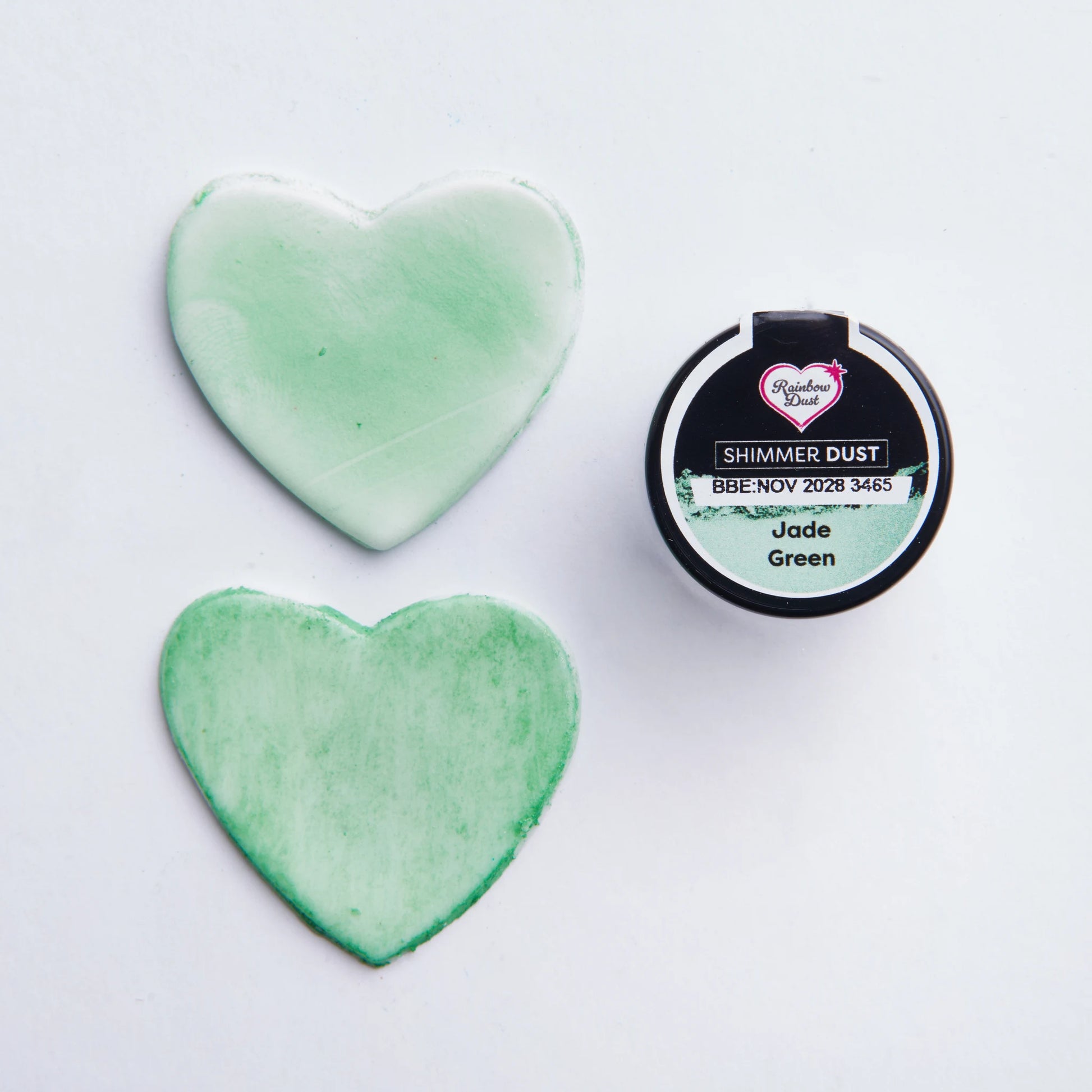 Jade Green lustrepulver penslet på sukkerpastahjerter – tørr- og våtpenselteknikk vist