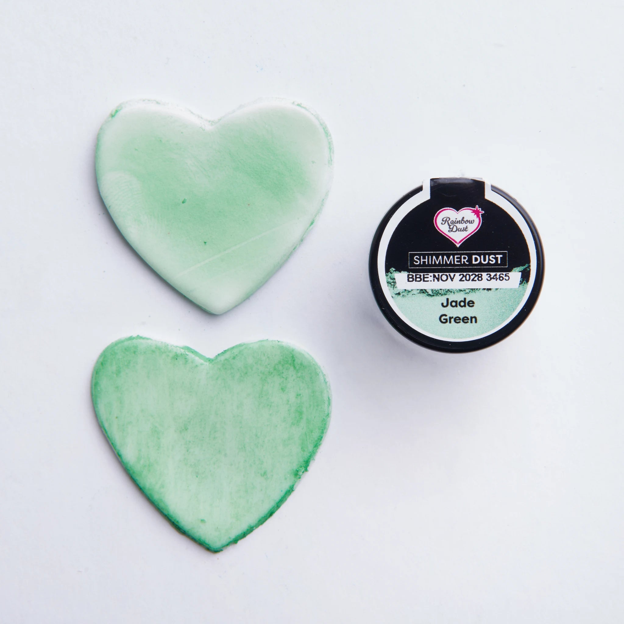 Jade Green lustrepulver penslet på sukkerpastahjerter – tørr- og våtpenselteknikk vist
