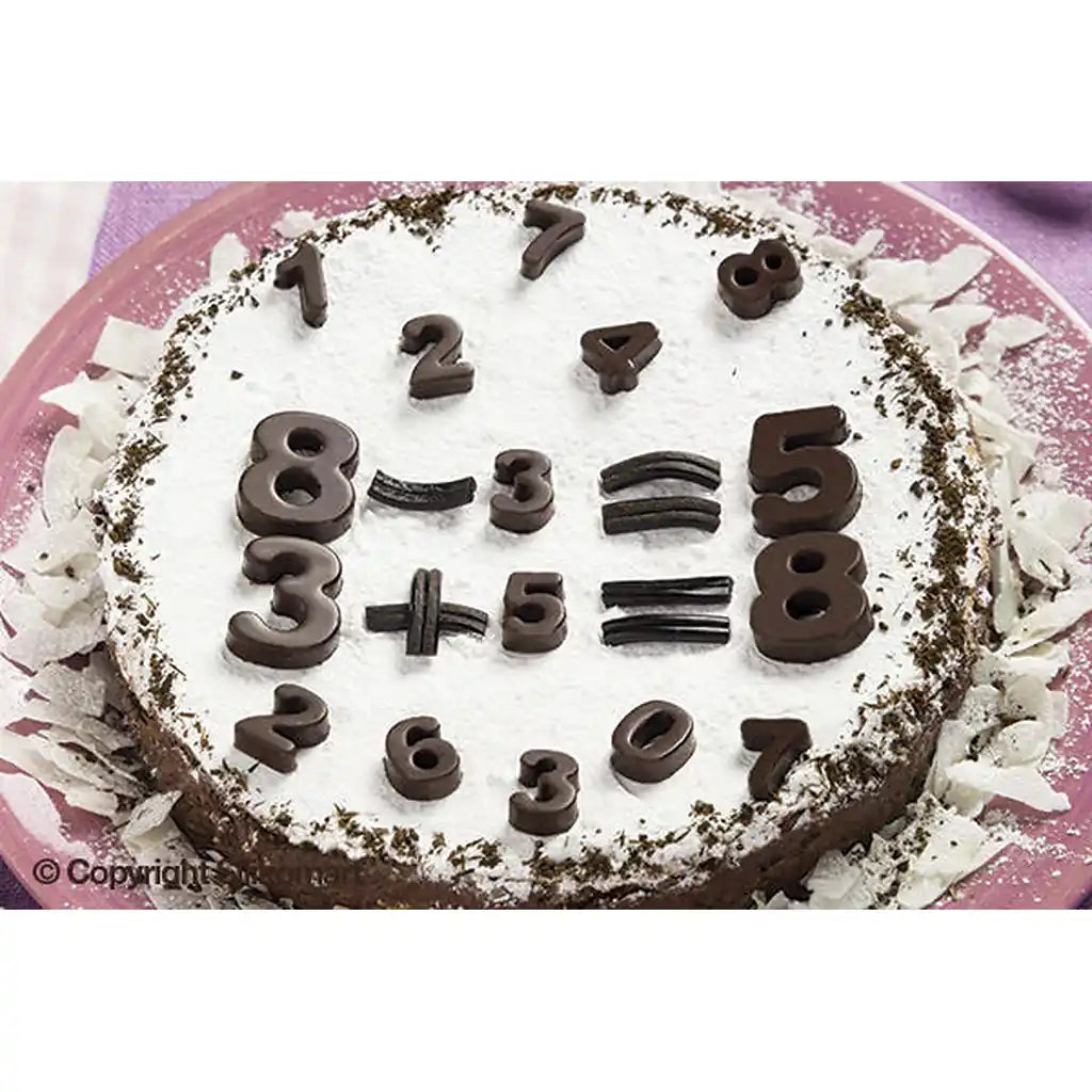 Matematikkake dekorert med små og store sjokoladetall