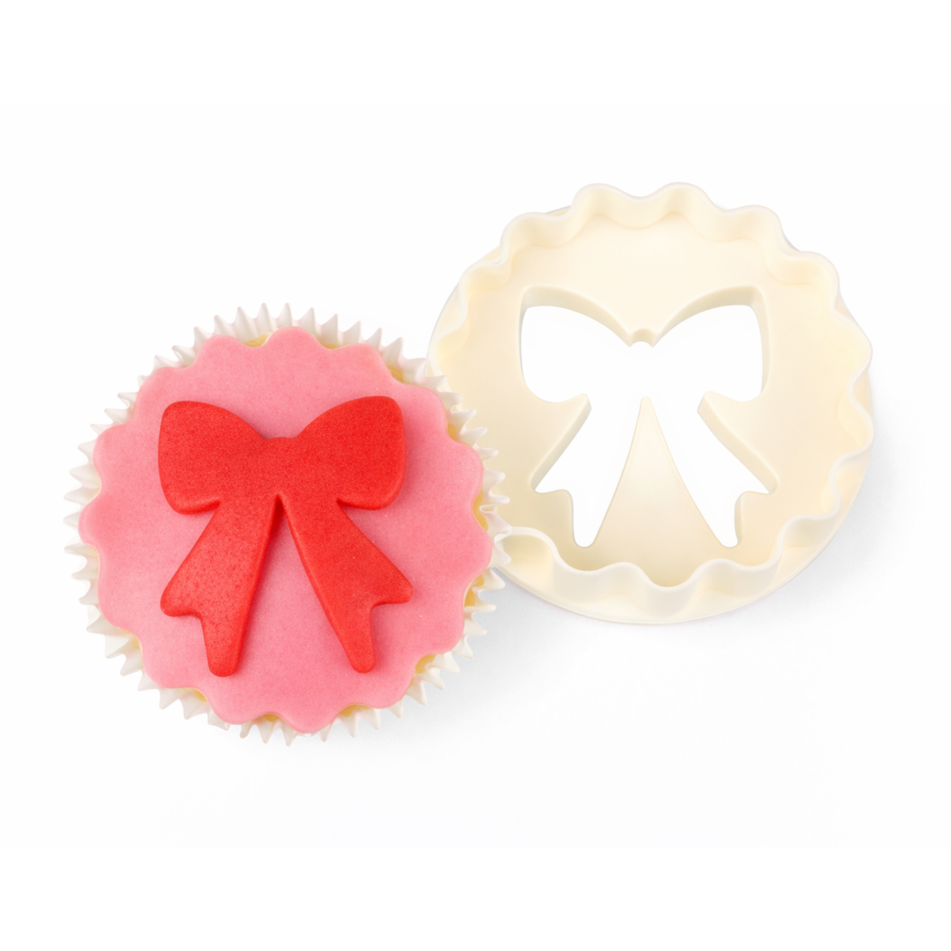 FMM Dobbelutstikker Sløyfe/sirkel  Utstikker fra FMM som egner seg spesielt godt til å lage dekor til cupcakes eller muffins. Med denne ustikkeren kan du våde lage en sirkel med bølgete kant og sløyfe, begge deler med en enkelt utstikker. Perfekt til å dekorere en cupcake.  
 Størrelse: Sirkelen er ca 6cm, og sløyfen ca 5cm. 
 Engelsk instruksjoner følger med. 