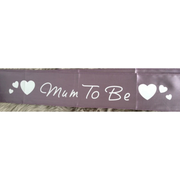 Lilla ordensbånd med hvit tekst mum to be / hjerter