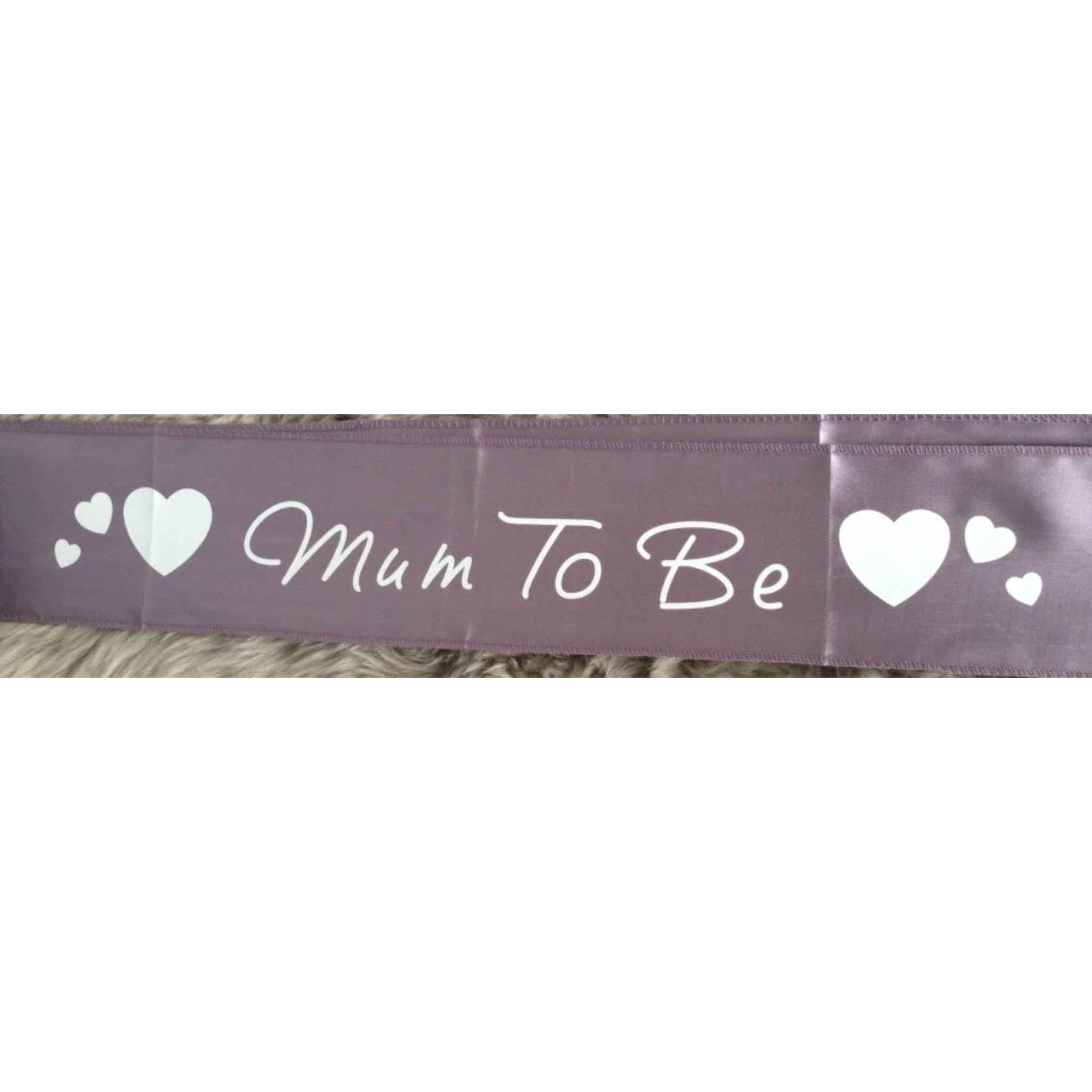 Lilla ordensbånd med hvit tekst mum to be / hjerter