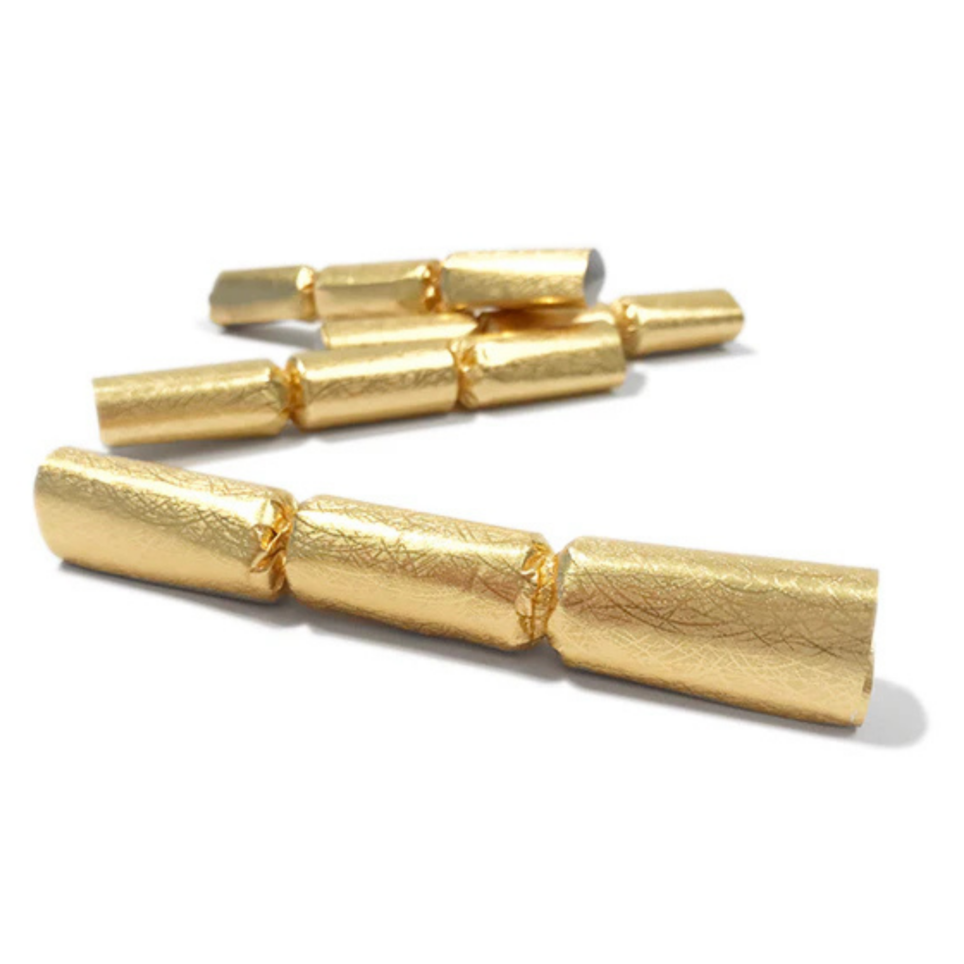 Smellbonbon, Gull, pk/4 Dette er en pakke med 4 stk smellbonbon, perfekt til alle feiringer! Her får du seks knall bonbon i gull. Alle inneholder visdomsord . Perfekt til å pynte kakebordet eller kaken med til konfirmasjon eller alle andre store feiringer. Garantert moro for både voksne og barn. Aldersgrense 12 år.  Lengde ca 13cm  Andre søkeord: knall bonbon, knallbonbon