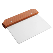 Aanonsen deigskrape i metall, 15cm Deigskrape eller deigkutter i metall med oljet trehåndtak. Et tradisjonelt, solid bakeredskap. Denne er 15cm bred, og høyden er 11cm.  Anbefales håndvask på grunn av trehåndtaket.