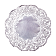 Kakeservietter Sølv, 36cm pk/4 Runde sølv kakeservietter eller kakebrett med en diameter på ca 36 cm. Pakken inneholder 4 stk. Dette kalles også Doilies og er flotte til å pynte opp med på kakebordet eller kaffebordet.  Inneholder: 4 stk.  Størrelse: 36 cm i diameter