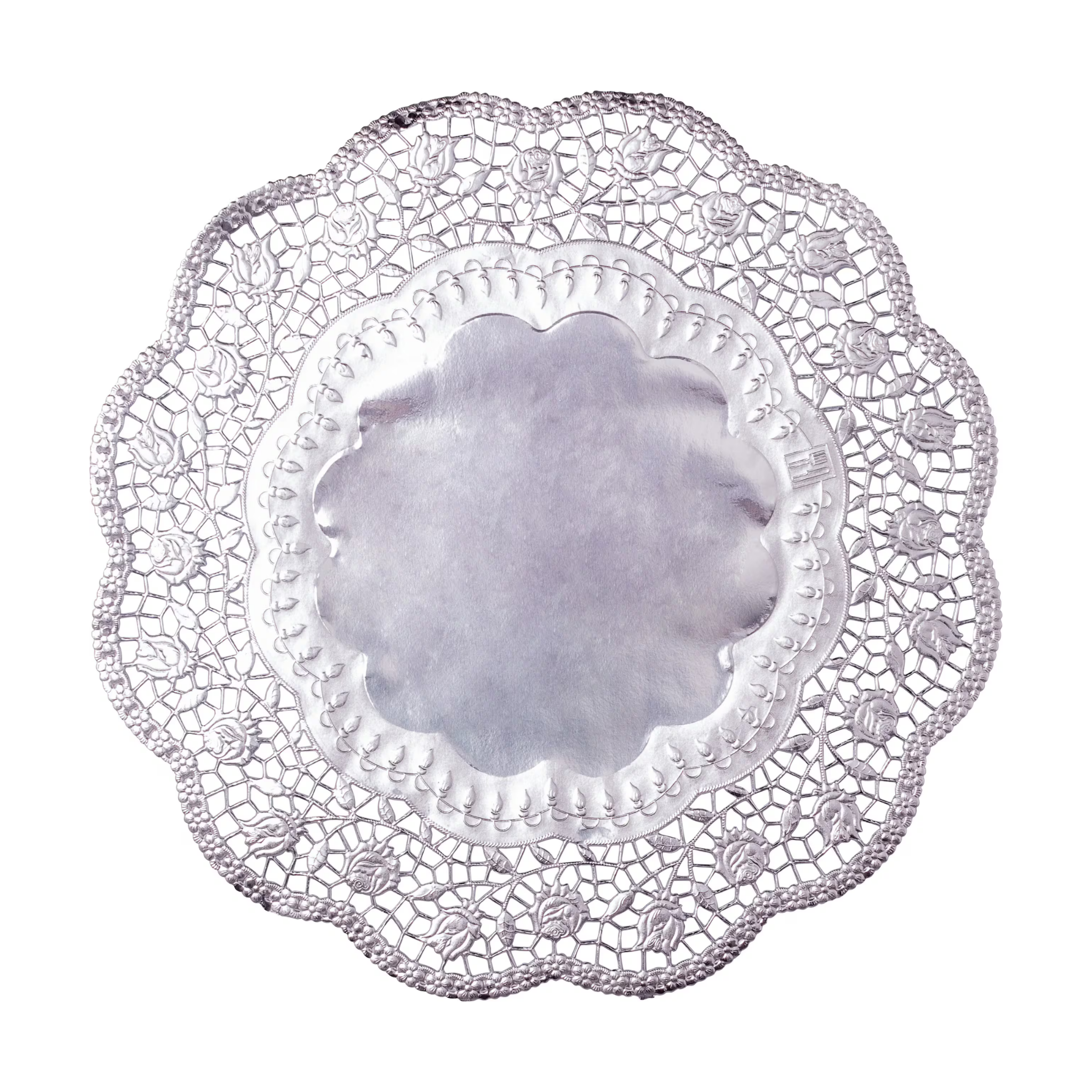 Kakeservietter Sølv, 36cm pk/4 Runde sølv kakeservietter eller kakebrett med en diameter på ca 36 cm. Pakken inneholder 4 stk. Dette kalles også Doilies og er flotte til å pynte opp med på kakebordet eller kaffebordet.  Inneholder: 4 stk.  Størrelse: 36 cm i diameter