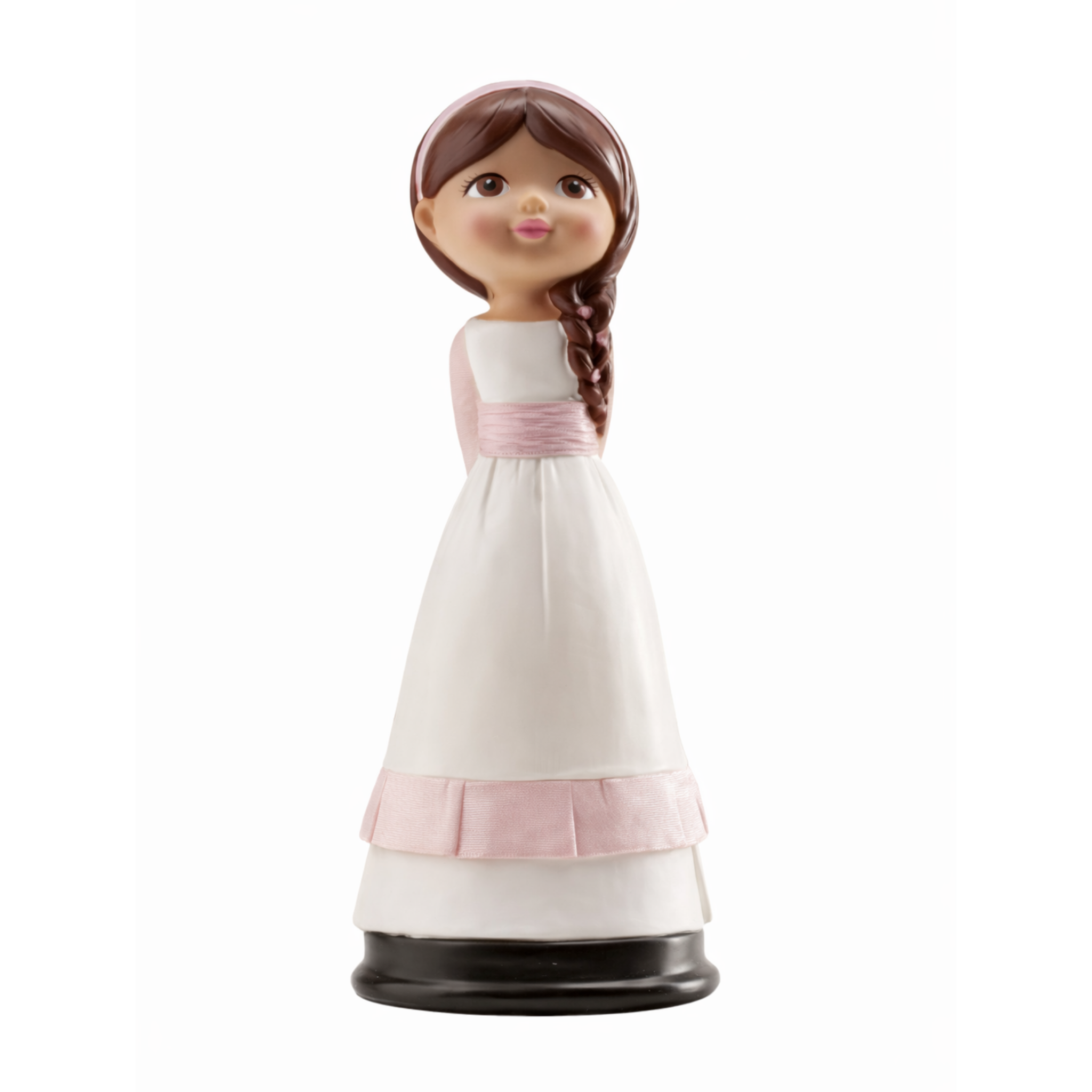 Kaketopp sjenert jente Vakker kaketopp til konfirmasjon eller lignende, med en jente med mørkt hår og hvit kjole med rosa detaljer.  Størrelse: ca. 15 cm høy.  Vi anbefaler at du plasserer den dekorative figuren på stykket med matsikker plast som følger med.