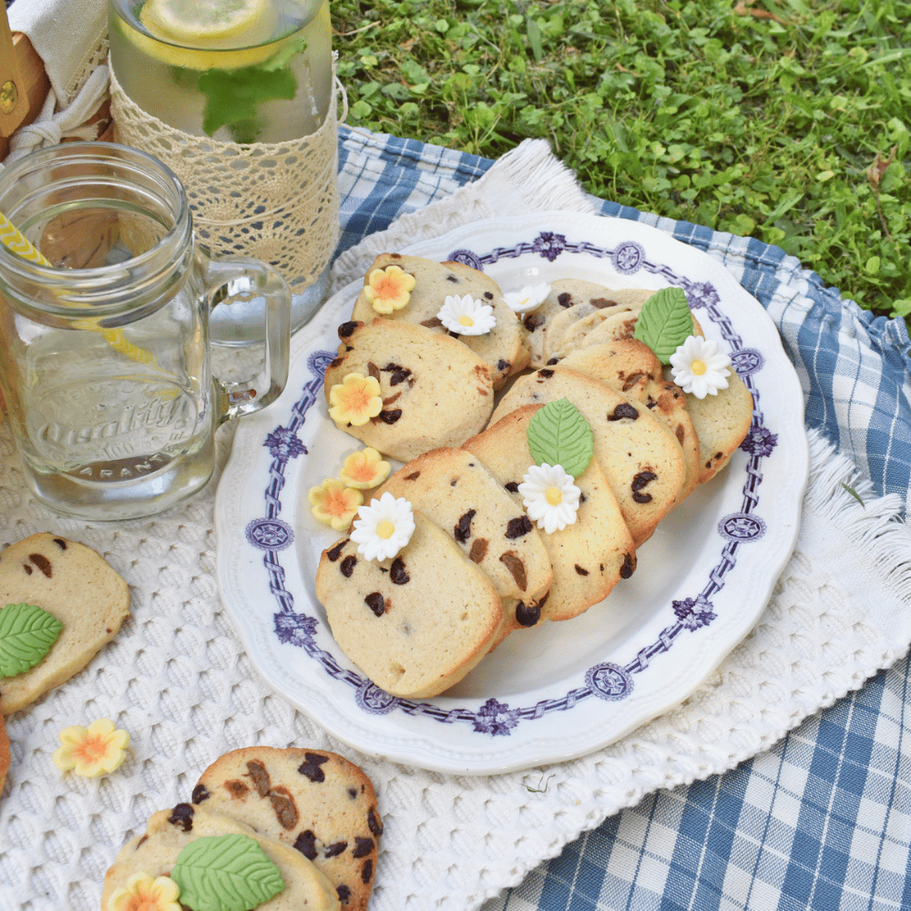 Spiselig kakepynt hvite margeritter med grønne blad 