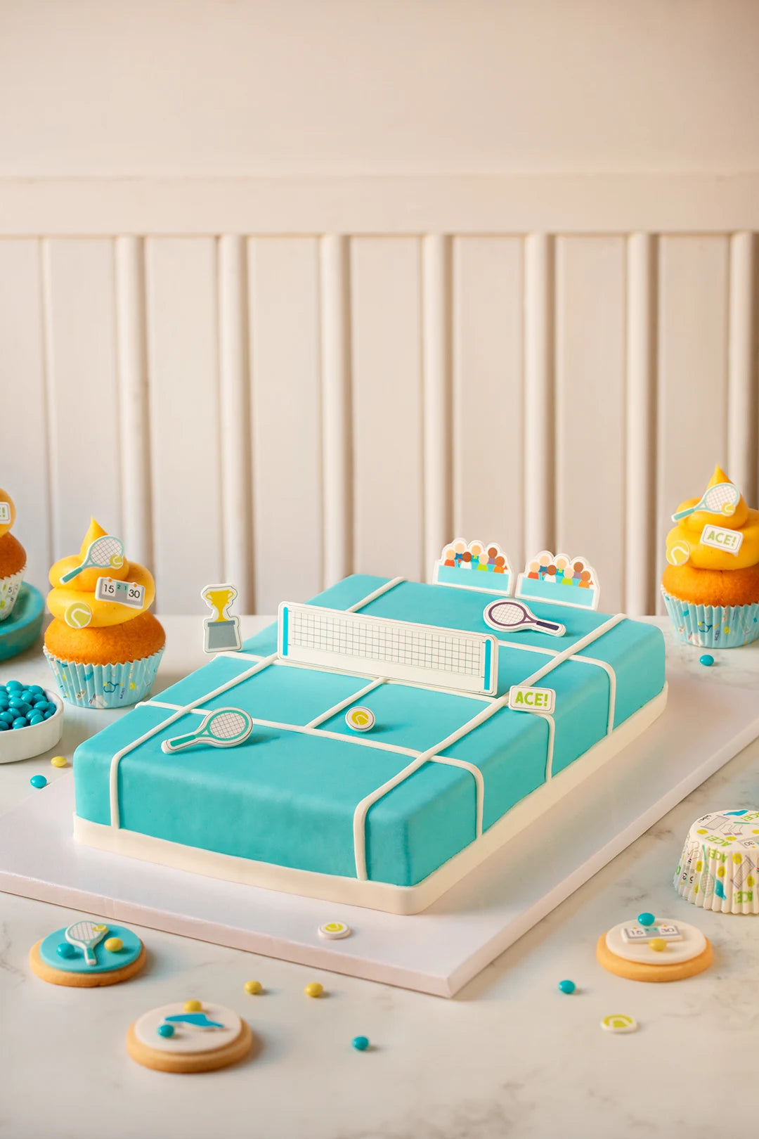 Decora tennisdekorasjoner i sukker – figurer lagt ut: nett, racketter, ball, pokal og skilt
