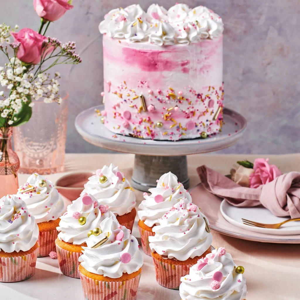 Kake og cupcakes pyntet med FunCakes Enchanted Cream