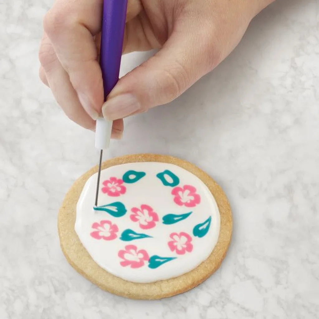 Ferdig dekorert rund cookie med Wilton dekorverktøy