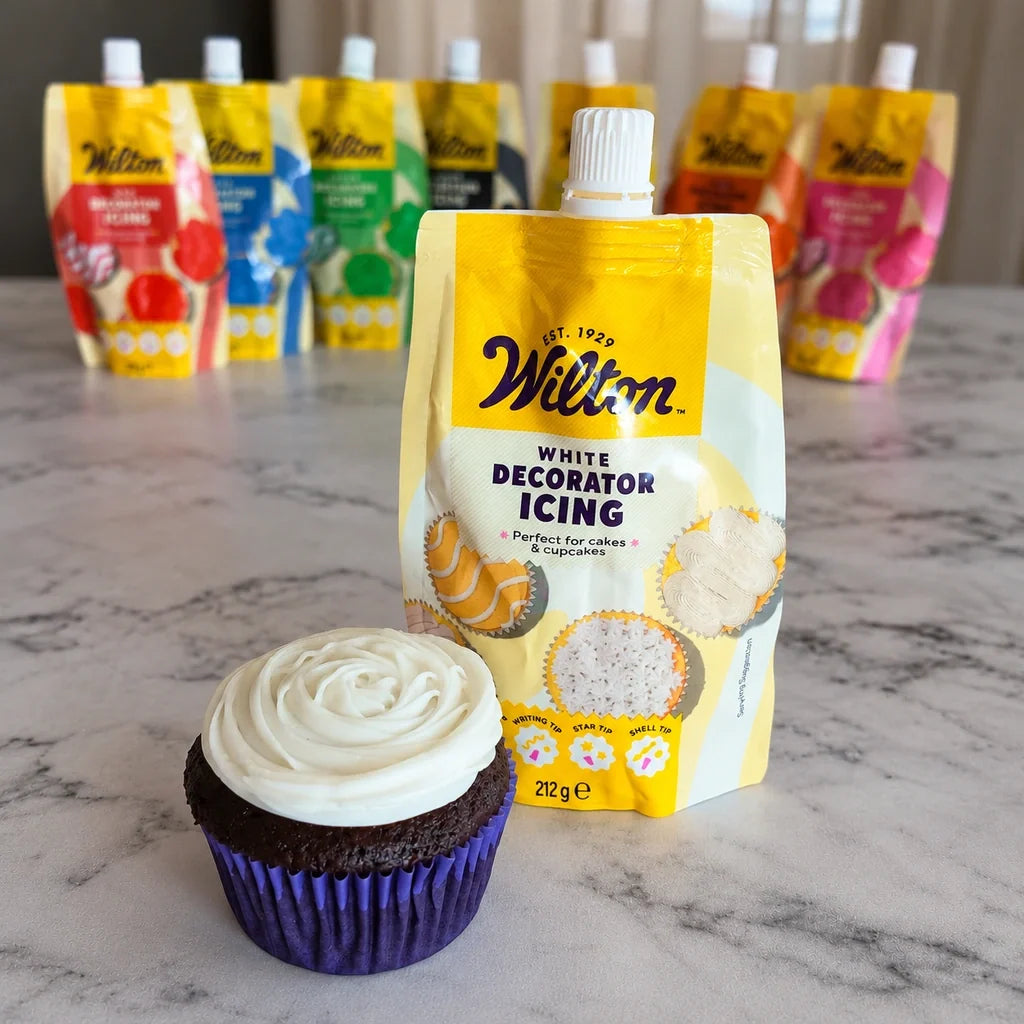 Wilton hvit frosting med dekorert cupcake