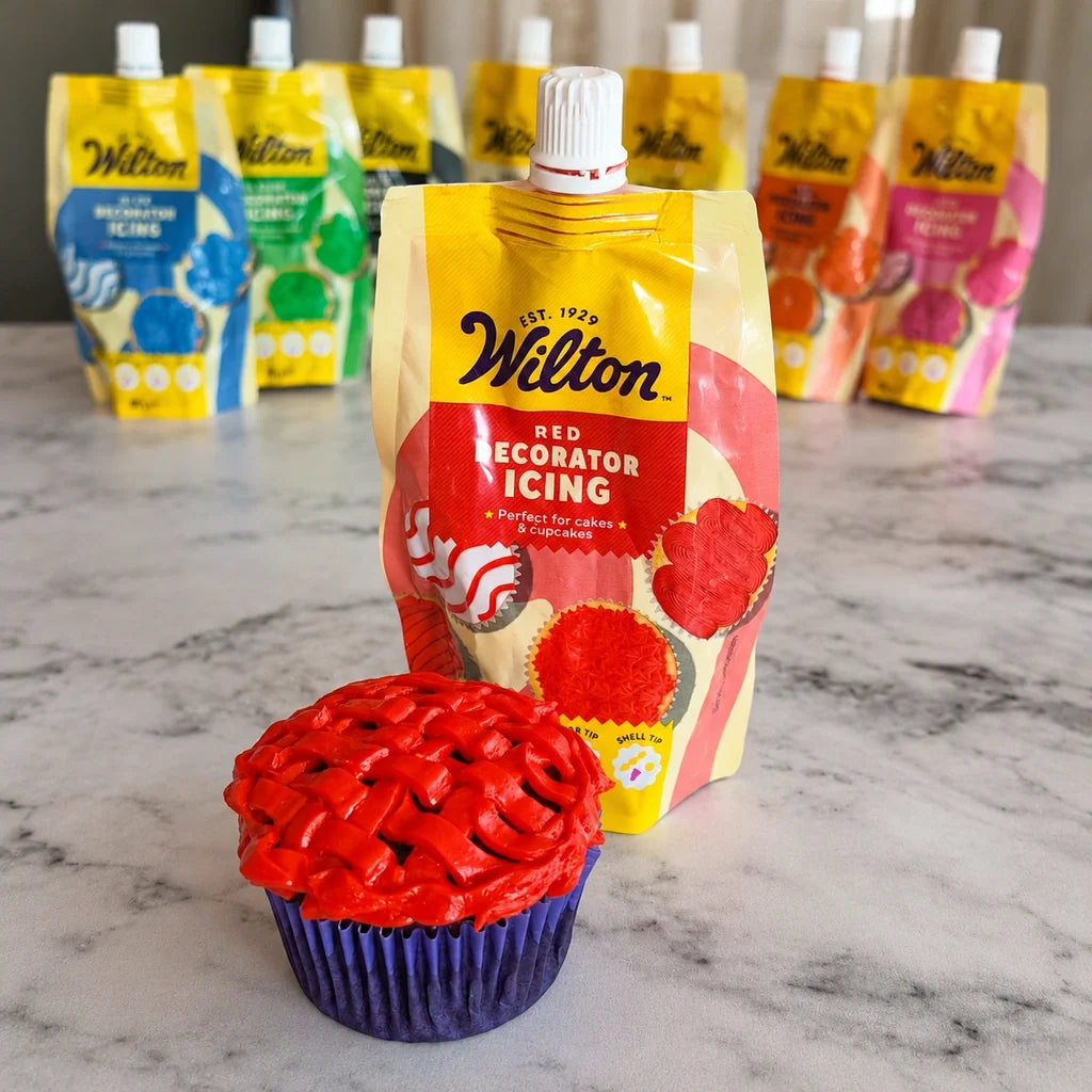 Wilton rød frosting med dekorert cupcake