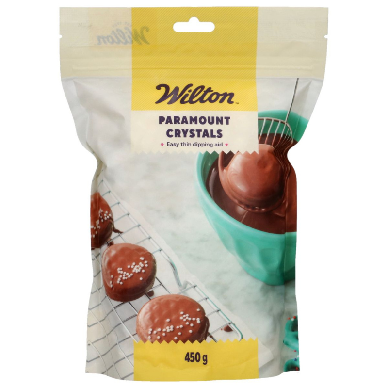 Paramount Crystals, 450g  Wilton Paramount Crystals gjør arbeidet med sjokolade, godteri og glasur enklere. Disse smak- og fargenøytrale krystallene tilsettes smeltet sjokolade for å oppnå en jevn og glatt konsistens. De er spesielt nyttige for å stabilisere smørkrem i varme omgivelser og gir bakverk akkurat passe sprøhet. 
   Egenskaper:  
   
 Glutenfri, saltfri og sukkerfri 
 Halal-sertifisert 