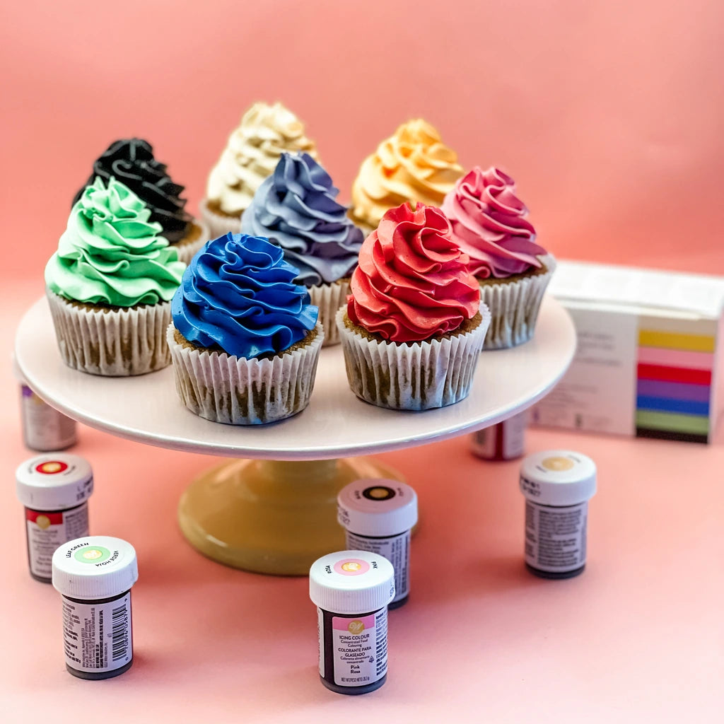 Cupcakes med krem i åtte farger sammen med Wilton pastafargesett