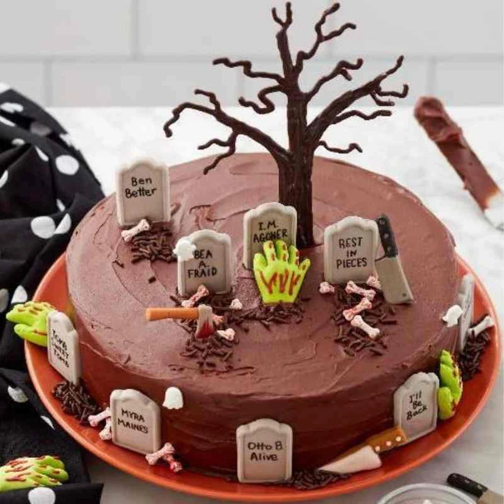 Sjokoladekake pyntet med Wilton zombiehender til Halloween