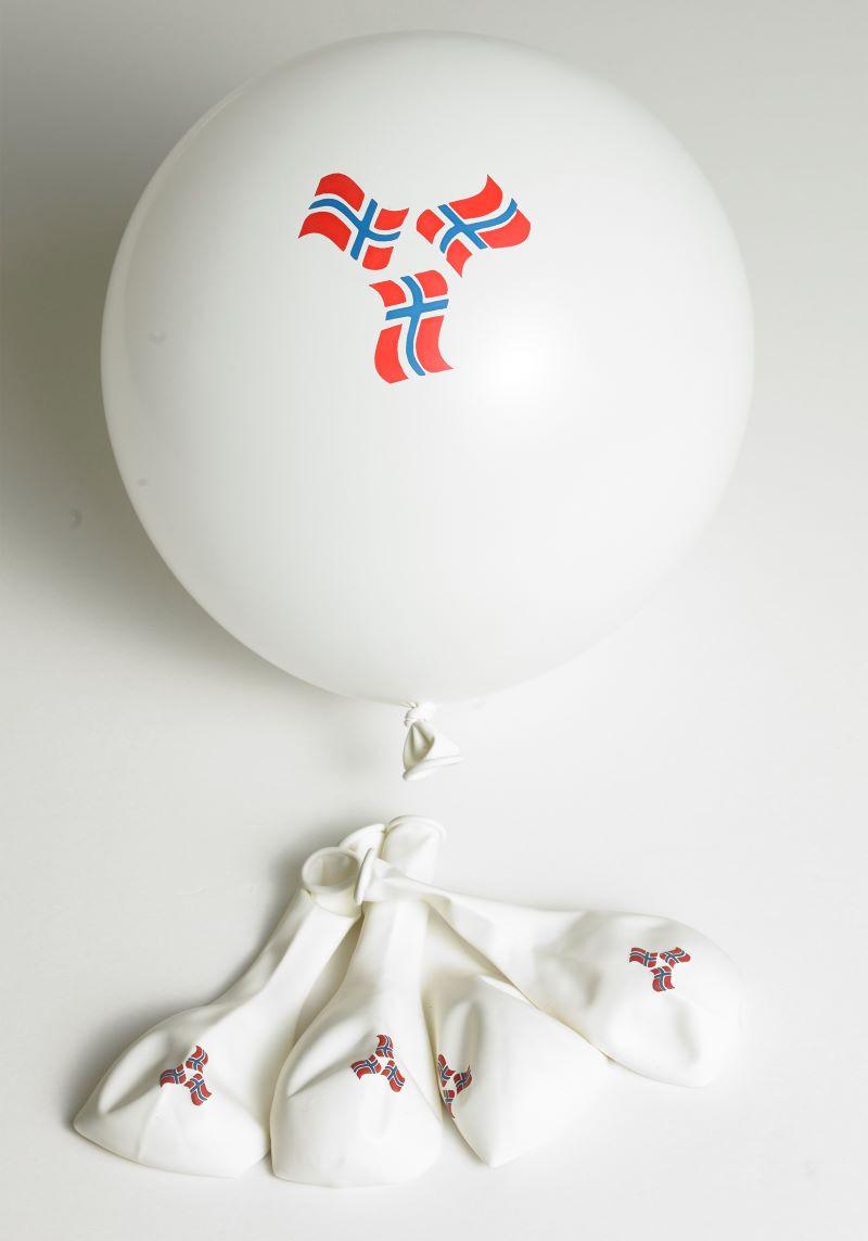 Hvite ballonger med norske flagg til 17. mai