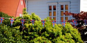 Vimpelrekke eller flaggrekke med norske flagg til 17. mai