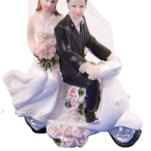 Kaketopp bryllup - brudepar på scooter
