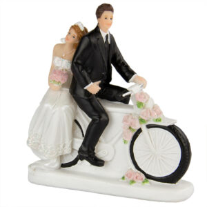 Kaketopp bryllup - brudepar på sykkel