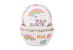 Muffinsformer fra House of Marie dekorert med søte figurer som cupcakes, makroner, regnbue, skyer og med teksten "Hello Sweetie".
