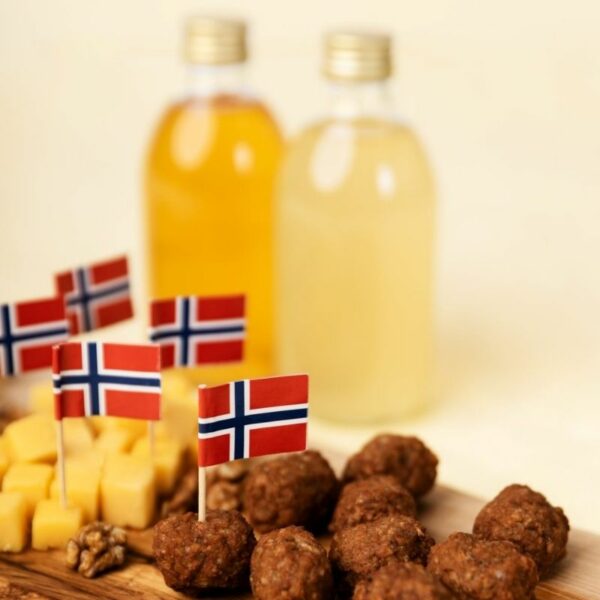 Norske flagg på trepinne / picks til å dekorere kransekake, kake eller cupcakes. Høyde, inkludert pinnen er 6,5cm. Pakken inneholder 50 stk.